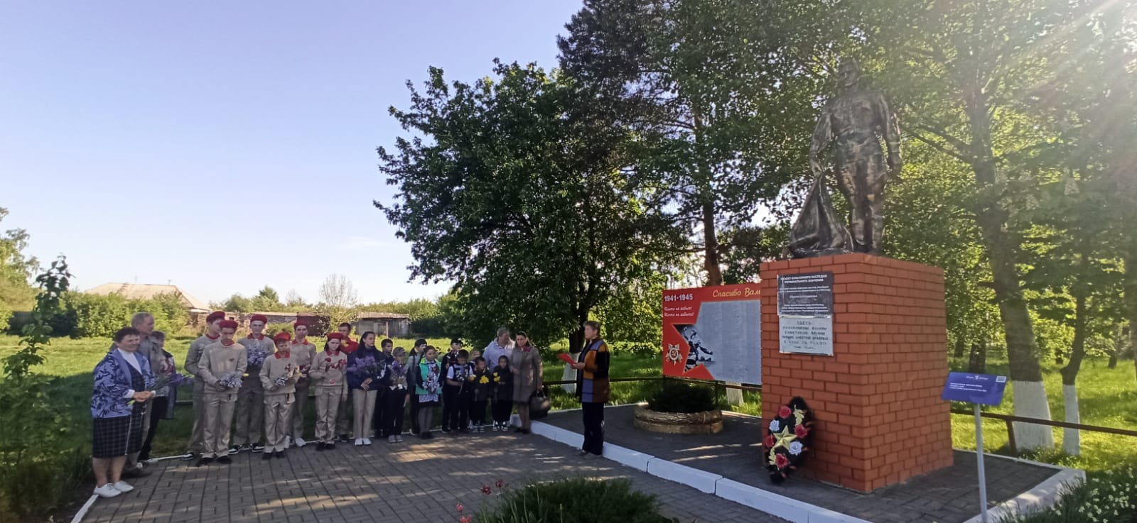 Возложение цветов к памятнику Воинской славы в селе Бубново.