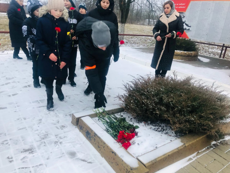День Героев Отечества. Возложение цветов к памятнику Воинской славы..