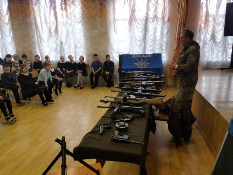 Выставка оружия, организованная Школой ДОСААФ.